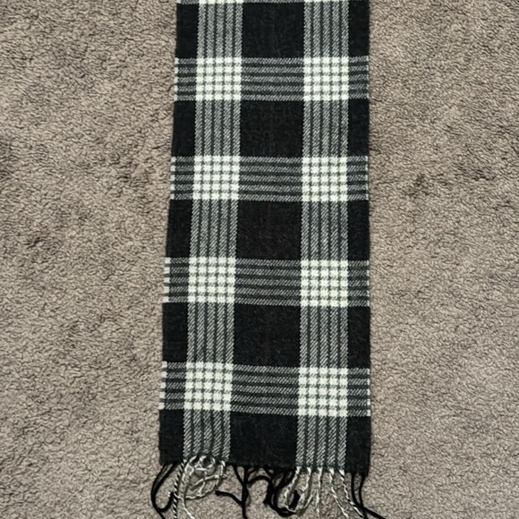 Scarf-Gray Tones Plaid-8x67-EUC-Acrylic - Picture 12 of 14